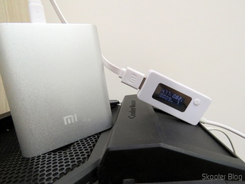 XIAOMI Genuine 10400mAh USB Mobile Power Source Bank w/ 4-LED Indicators - Silver + White sendo carregado