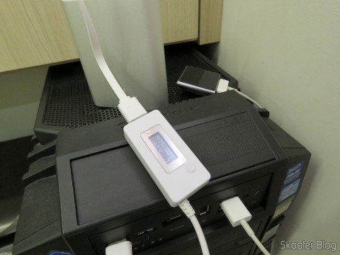XIAOMI Genuine 10400mAh USB Mobile Power Source Bank w/ 4-LED Indicators - Silver + White sendo carregado