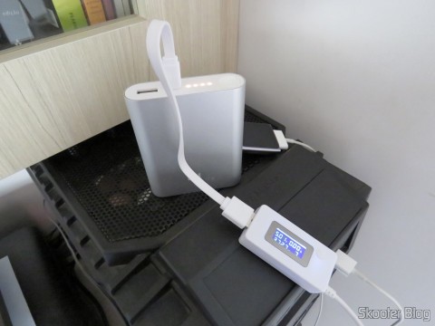 XIAOMI Genuine 10400mAh USB Mobile Power Source Bank w/ 4-LED Indicators - Silver + White sendo carregado