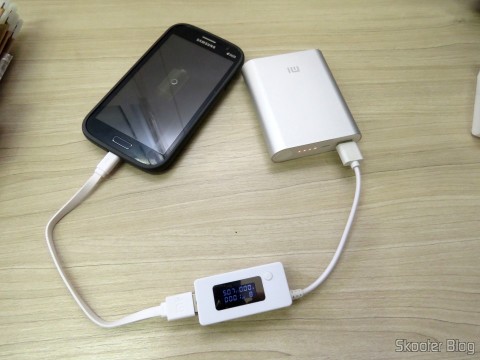 XIAOMI Genuine 10400mAh USB Mobile Power Source Bank w/ 4-LED Indicators - Silver + White carregando celular