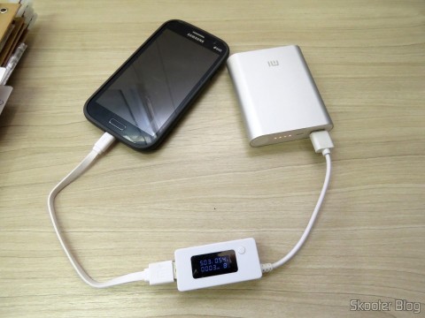 XIAOMI Genuine 10400mAh USB Mobile Power Source Bank w/ 4-LED Indicators - Silver + White carregando celular
