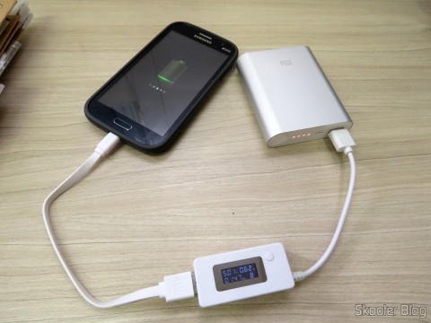 XIAOMI Genuine 10400mAh USB Mobile Power Source Bank w/ 4-LED Indicators - Silver + White carregando celular