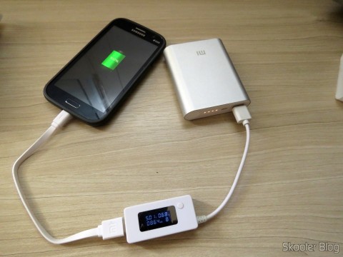 XIAOMI Genuine 10400mAh USB Mobile Power Source Bank w/ 4-LED Indicators - Silver + White carregando celular