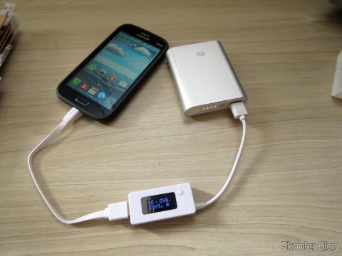 XIAOMI Genuine 10400mAh USB Mobile Power Source Bank w/ 4-LED Indicators - Silver + White carregando celular