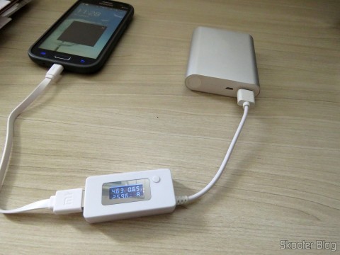 XIAOMI Genuine 10400mAh USB Mobile Power Source Bank w/ 4-LED Indicators - Silver + White carregando celular