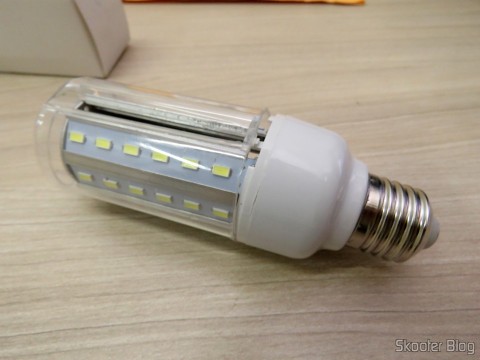 DealExtreme (DX): Mais uma Lâmpada LED XYT 10W SMD 42×5630 Branca 6500K 1000 lúmens E27 85~265V AC 9 Lâmpada LED XYT 10W SMD 42×5630 Branca 6500K 1000 lúmens E27 85~265V AC, capa acrílica quebrou no transporte