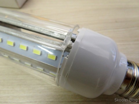 DealExtreme (DX): Mais uma Lâmpada LED XYT 10W SMD 42×5630 Branca 6500K 1000 lúmens E27 85~265V AC 10 Lâmpada LED XYT 10W SMD 42×5630 Branca 6500K 1000 lúmens E27 85~265V AC, capa acrílica quebrou no transporte