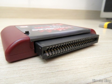Parte superior do PowerBase Mini FM, para conectar o cartucho de Master System