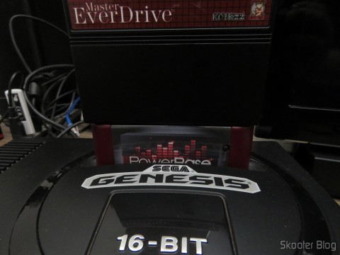 PowerBase Mini FM com Master Everdrive conectado e em funcionamento