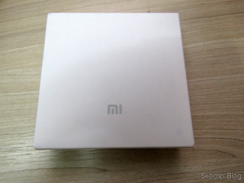 XIAOMI Genuine 10400mAh USB Mobile Power Source Bank w/ 4-LED Indicators – Silver + White, em sua embalagem