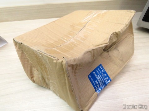 Pacote com o Sony Playstation AV Adapter SCPH-1160, todo amassado pelos Correios e Receita Federal