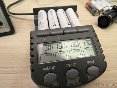 Testando as 4 Pilhas Recarregáveis AA NiMH 1.2V 1900mAh Sanyo Eneloop Genuínas