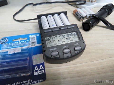 Testando as 4 Pilhas Recarregáveis AA NiMH 1.2V 1900mAh Sanyo Eneloop Genuínas