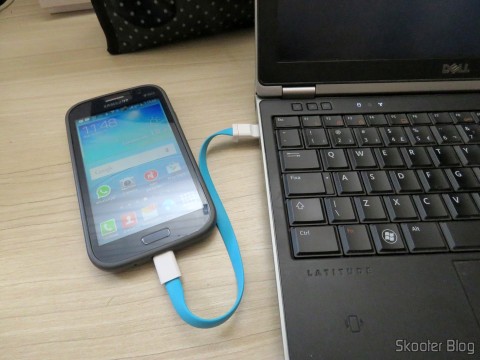 Xiaomi Flat Micro USB Male to USB 2.0 Male Data Sync / Charging Cable – Blue (20cm), em funcionamento