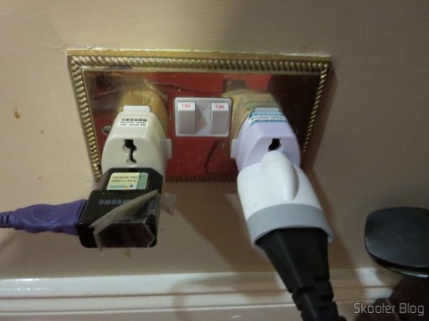 Adaptadores Universais para Tomadas do Reino Unido e Irlanda conectando o carregador do meu celular e a fonte do meu laptop