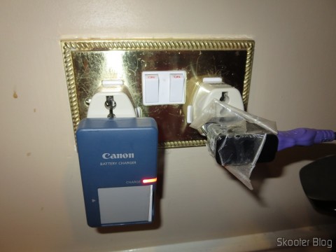 Adaptadores Universais para Tomadas do Reino Unido e Irlanda conectando o carregador da bateria da minha câmera fotográfica e o carregador do meu celular