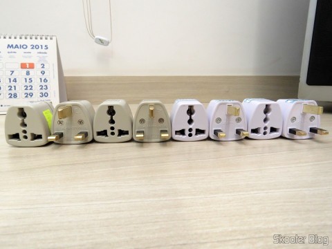 Adaptadores Universais para Tomadas do Reino Unido e Irlanda da DX e da AliExpress lado a lado