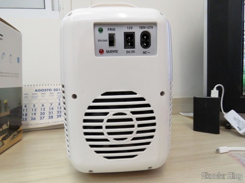 Mini Geladeira Portátil 12V ou 110V com 4 Litros de Capacidade, Função Esquenta e Resfria - Multilaser 15 Parte traseira da Mini Geladeira Portátil 12V ou 110V com 4 Litros de Capacidade, Função Esquenta e Resfria - Multilaser