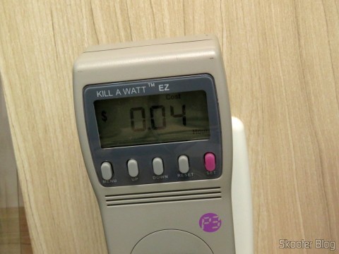 Mini Geladeira Portátil 12V ou 110V com 4 Litros de Capacidade, Função Esquenta e Resfria - Multilaser 26 Usando o Kill A Watt EZ Electricity Usage Monitor para testar o consumo da Mini Geladeira Portátil 12V ou 110V com 4 Litros de Capacidade, Função Esquenta e Resfria - Multilaser