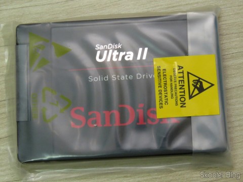 SanDisk Ultra II 240GB SATA III 2.5-Inch 7mm Height Solid State Drive (SSD) With Read Up To 550MB/s- SDSSDHII-240G-G25 em sua embalagem