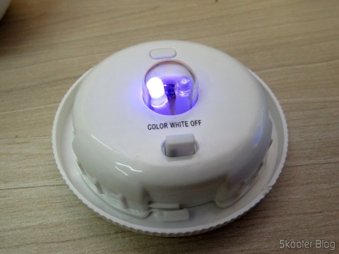 Parte eletrônica da Lâmpada Decorativa de Mesa e Jardim Solar Cerâmica com 2 LEDs em funcionamento