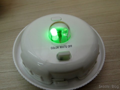 Parte eletrônica da Lâmpada Decorativa de Mesa e Jardim Solar Cerâmica com 2 LEDs em funcionamento