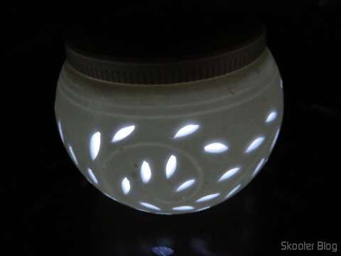 Lâmpada Decorativa de Mesa e Jardim Solar Cerâmica com 2 LEDs em funcionamento com LED branco