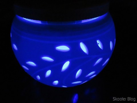 Lâmpada Decorativa de Mesa e Jardim Solar Cerâmica com 2 LEDs em funcionamento com LED RGB