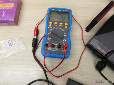 Cabo para Multímetro com Plug Banana e Garra Jacaré no Multímetro Digital Minipa ET-997 com LCD de 3.0″, medindo a tensão em uma fonte de Master System