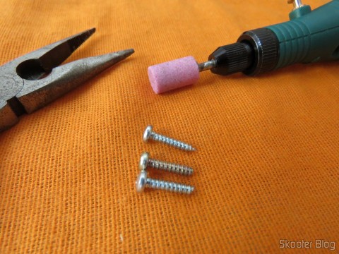 Master System - Console e Caixa - Limpeza e Pequenos Reparos 14 Ajustando parafusos para o Master System II com o Mini Grinder. No topo, parafuso não modificado. No meio, parafuso original do Master System. Em baixo, parafuso já ajustado com o Mini Grinder