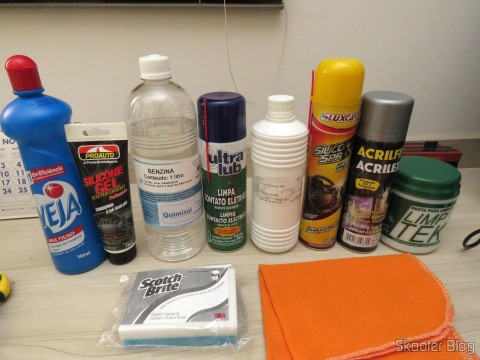 Master System - Console e Caixa - Limpeza e Pequenos Reparos 2 A equipe de limpeza e manutenção: Veja Multiuso, Silicone, Benzina, Limpa Contato, Álcool Isopropílico, Silicone em Spray, Verniz Acrílico Spray, Limp Tek, Esponja Mágica e Flanela