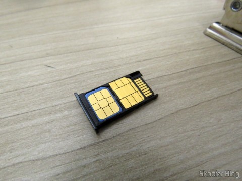Meu Vivo Chip já cortado para Nano SIM e encaixado na gaveta do Motorola Moto X Play