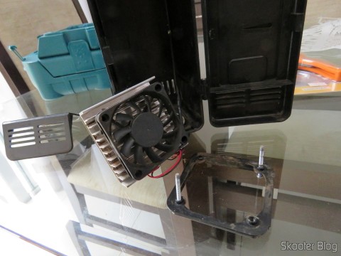 Fazendo a troca de ventiladores na Mini Geladeira USB