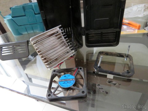 Fazendo a troca de ventiladores na Mini Geladeira USB