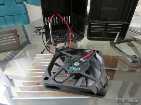 Fazendo a troca de ventiladores na Mini Geladeira USB
