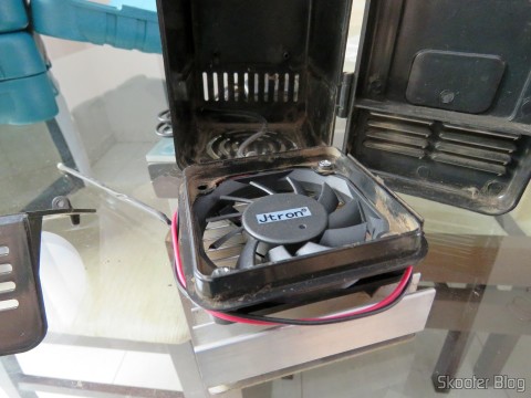 Fazendo a troca de ventiladores na Mini Geladeira USB