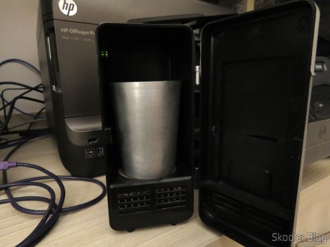 Mini Geladeira USB com o Jtron DC 5V / 0.15A Cooling Fan - Black já instalado e funcionando