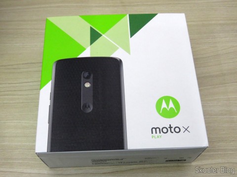 Motorola Moto X Play de 32GB em sua embalagem