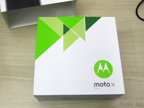 Motorola Moto X Play de 32GB em sua embalagem
