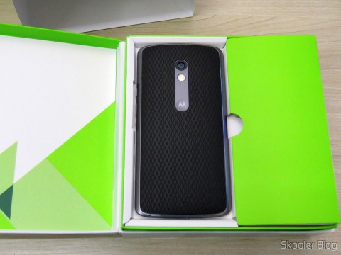 Motorola Moto X Play de 32GB em sua embalagem