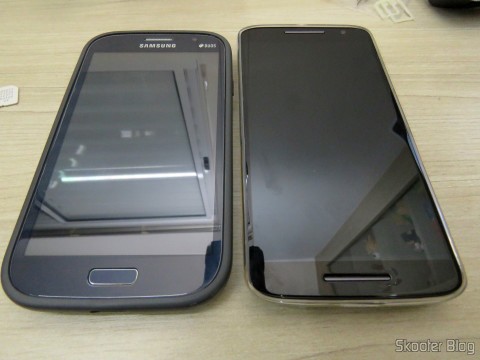 Samsung Galaxy Grand Duos ao lado do Motorola Moto X Play