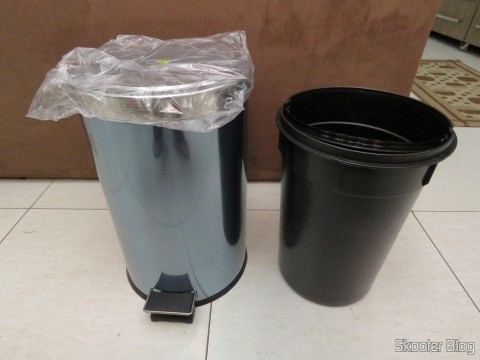 Lixeira de Inox com Pedal e Balde Removível 12 Litros Tramontina com seu balde removível