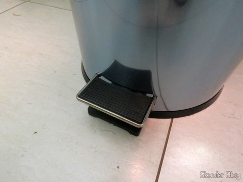 Pedal da Lixeira de Inox com Pedal e Balde Removível 12 Litros Tramontina por dentro