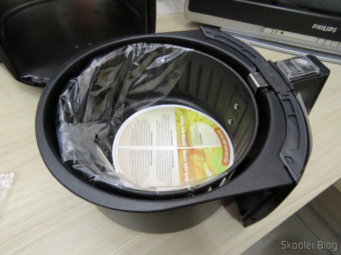 Cesto e bandeja da Fritadeira Elétrica Mondial Air Fryer Preto