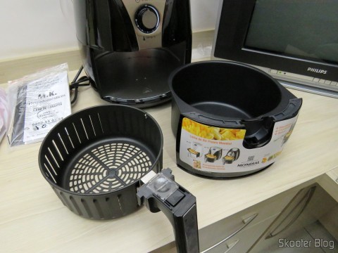 Cesto e bandeja da Fritadeira Elétrica Mondial Air Fryer Preto