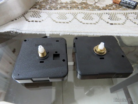 Máquina De Relógio Quartz 13mm Com Alça E Eixo - Uniart ao lado da máquina que veio com o relógio