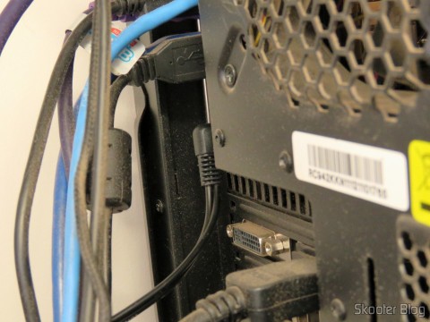Cabo P2 MXP2 F 5M Gold Tblack conectado à traseira do PC altamente empoeirada