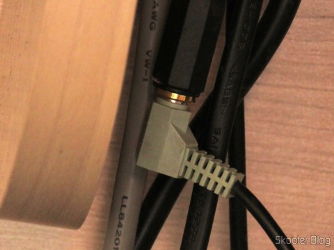 Cabo P2 MXP2 F 5M Gold Tblack conectado ao cabo do Logitech Z623