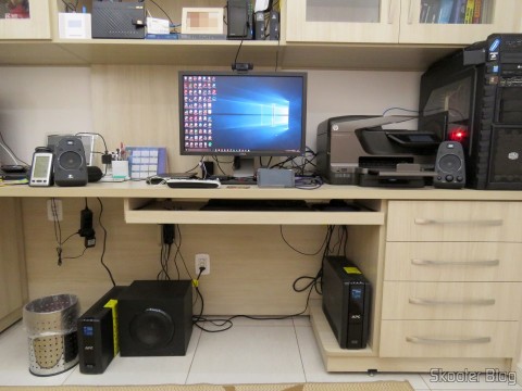 Logitech Z623: subwoofer no chão, do lado esquerdo, longe do PC no canto direito e longe da caixa direita ao lado do PC