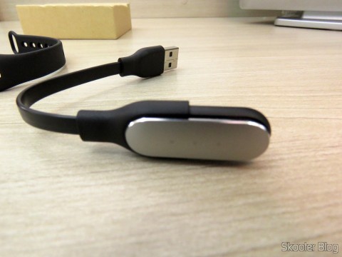 Pulseira Inteligente Xiaomi Mi Band 1S no adaptador USB para recarga